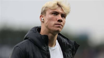 خلافات بين ميلان ومانشستر يونايتد بشأن انتقال راسموس هويلوند