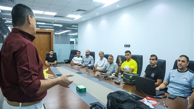 اجتماع رئيس لجنة الحكام بحكام الجولة الثانية بدورى نايل لتقييم أدائهم 