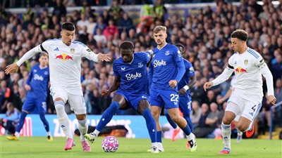 ليدز يونايتد يخطف فوزا غاليا من إيفرتون بهدف في الدوري الإنجليزي (فيديو)