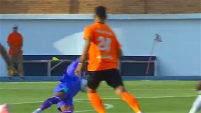 عجائب و طرائف الدورى المصرى: حارس فاركو يمسك الكرة بيده من خارج الـ18 (فيديو)