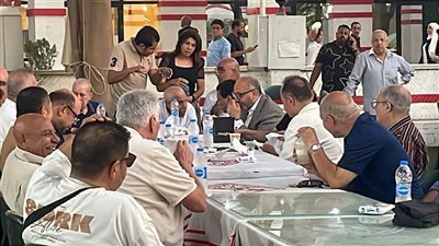 حسين لبيب يعقد اجتماعا طارئا لمناقشة أزمة أرض اكتوبر بحضور رموز الزمالك (صور) 