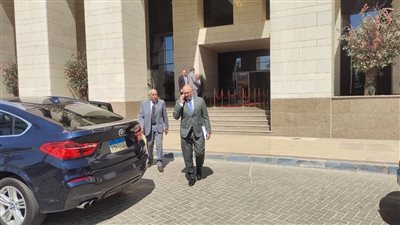 وزير الإسكان يجتمع مع لبيب والمندوه لحسم مصير أرض الزمالك.. صور