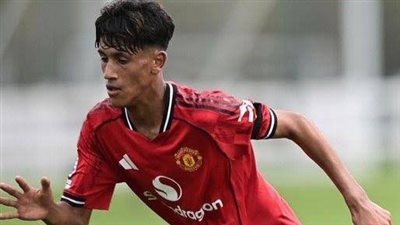 على خطى برشلونة.. مانشستر يونايتد يصعد لاعبًا عمره 14 عامًا للفريق الأول