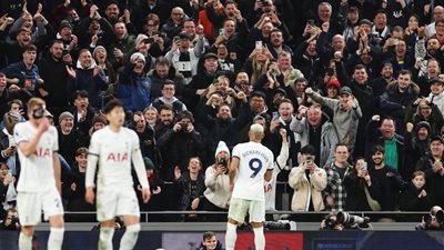 مدرب توتنهام يعلق على صفقة إيزي: لا نريد لاعبًا لا يرغب في ارتداء شعارنا