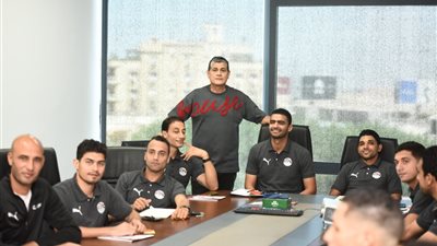 رئيس لجنة الحكام يراجع حالات الـ VAR مع الحكام فى الجولات الماضية بالدورى 