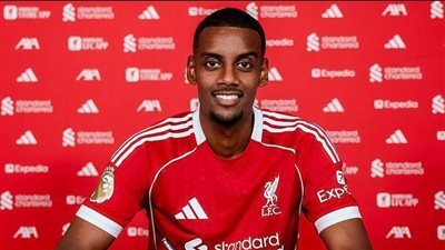 على بعد 1200 ميل من ليفربول.. إيزاك يعود لكرة القدم بعد 100 يوم