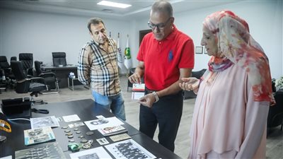 استعدادًا لإنشاء متحف.. أسرة عبدالكريم صقر تهدي أبرز مقتنياته لاتحاد الكرة (صور)