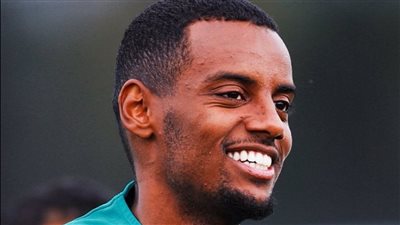 إيزاك يقود هجوم ليفربول لأول مرة.. وألفاريز يغيب عن أتلتيكو مدريد