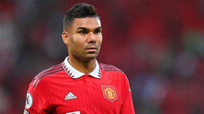 كاسيميرو يسجل ويُطرد في سابقة تاريخية مع مانشستر يونايتد.. فيديو