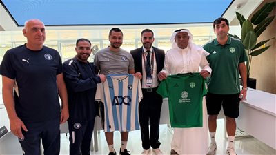 مسئولو أهلي جدة وبيراميدز يتبادلوا الهدايا قبل مواجهة كأس انتركونتيننتال 