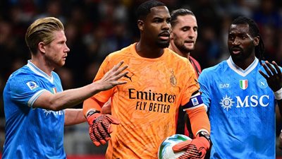 ميلان يلحق الهزيمة الأولى بنابولي ويتصدر الدوري الإيطالي   