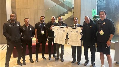 لدعم الفراعنة.. سفير مصر يزور معسكر منتخب الشباب قبل مواجهة نيوزيلندا