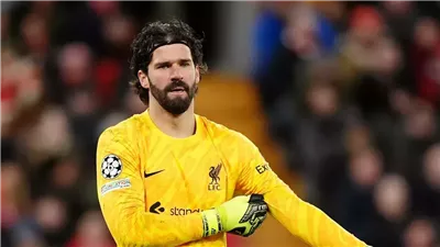 نصفها ضد فرق كبرى.. 8 مباريات نارية يغيب فيها أليسون عن ليفربول