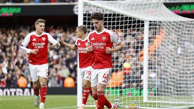 أرسنال يقسو على وست هام بثنائية ويتصدر الدوري الإنجليزي