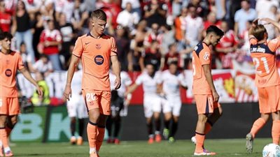 المصائب لا تأتي فُرادى.. إصابة نجم برشلونة بعد الهزيمة برباعية أمام إشبيلية