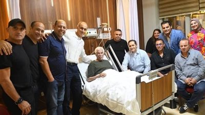 نجمي الكرة المصرية وجمال وعلاء مبارك يزورون حسن شحاتة للاطمئنان على صحته