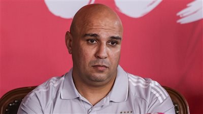 مترجم بخبرة كروية يربط بين سوروب ولاعبي الأهلي.. من هو زياد محمود؟