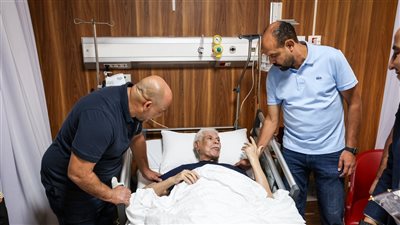 في لفتة وفاء.. لاعبو الأهلي يطمئنون على الحالة الصحية لـ حسن شحاتة (صور)