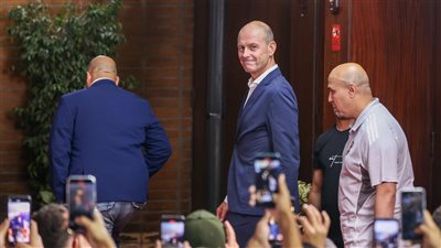 توروب مدرب الأهلي يتابع مباراة مصر وغينيا بيساو من مدرجات ستاد القاهرة