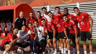 لافتة إنسانية في مران الأهلي لدعم طفل أهلاوي قبل عملية زرع نخاع