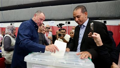 وسط توافد الأعضاء.. محمود الخطيب يدلي بصوته في انتخابات الأهلي (صور)