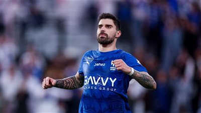 الهلال بـ 10 لاعبين يهزم الفتح 2-1 في الدوري السعودي