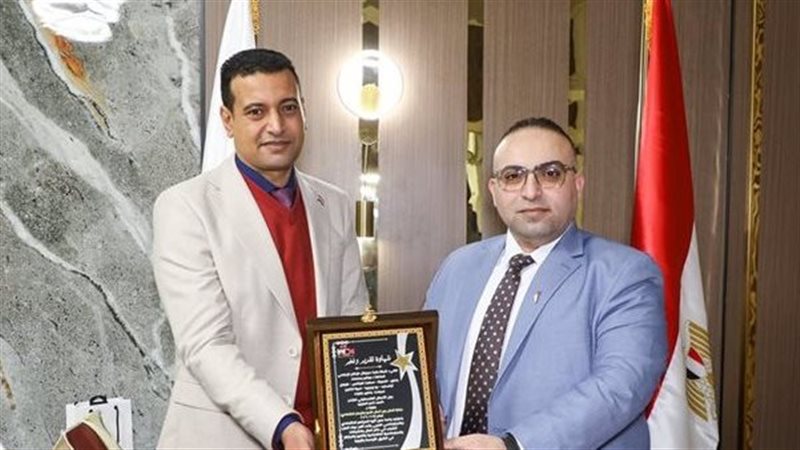 عمرو عامر يكرم أحمد