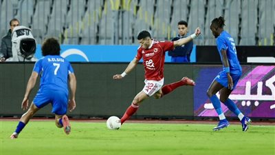 الأهلي ينتزع فوزا ثمينا من سموحة ويعتلي صدارة الدوري الممتاز