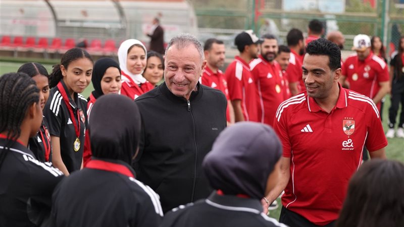 الخطيب يكرم ناشئات الأهلي 2009