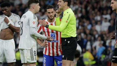 قناة ريال مدريد تفتح النار على حكم الديربي بعد طرد فالفيردي.. “فضيحة وقرار غير مستحق”