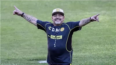 أول طبيب وصل إلى منزل مارادونا يروي تفاصيل اللحظات الأولى بعد وفاته