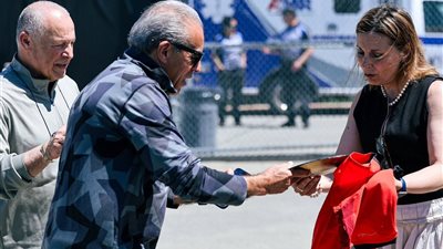 رئيسة جامعة جونزاجا تكرم هاني أبو ريدة خلال معسكر منتخب مصر استعدادا لمونديال 2026