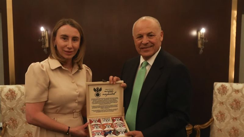 أبو ريدة يتبادل الدروع